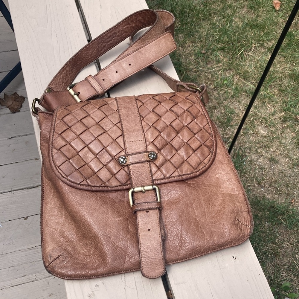 Elegant Tan Leather Crossbody Bag
